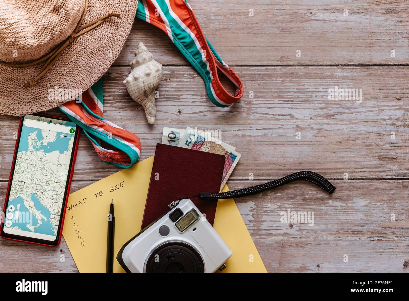 Viaggi concept banner piatto Lay.ITEMS per la vacanza estiva: Passaporto, bikini, cappello, soldi, smartphone con mappa Europa, fotocamera copia spazio.Top view vacanza Foto Stock