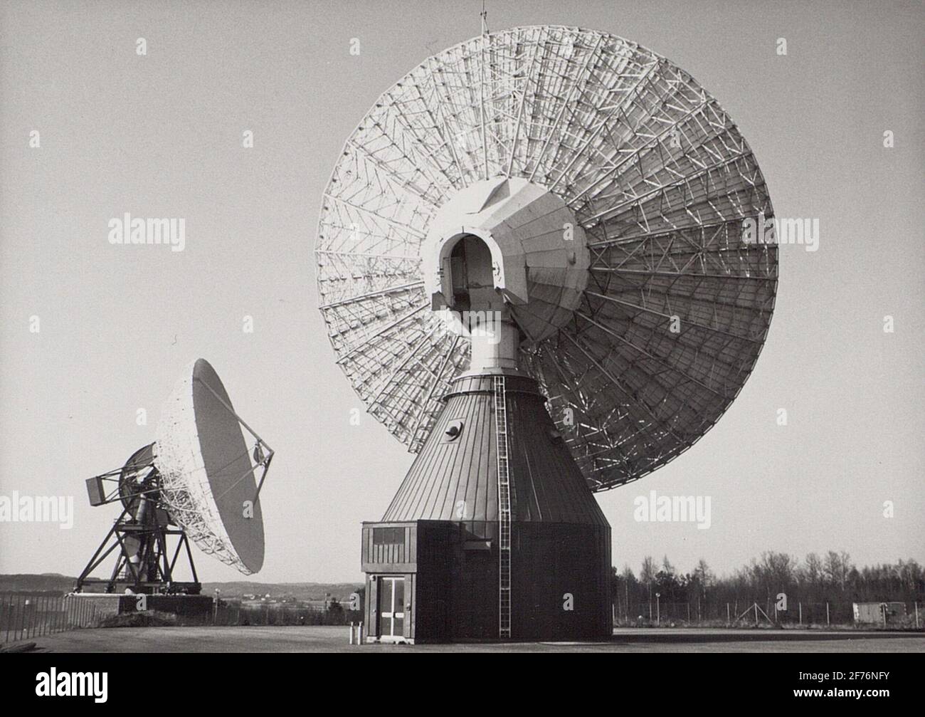 La stazione di terra a Tanum con antenna dal 1931 con un diametro di 30 metri e un'antenna rifinita 1981 con un diametro di 32 metri. Foto Stock La stazione di terra a Tanum con antenna dal 1931 con un diametro di 30 metri e un'antenna rifinita 1981 con un diametro di 32 metri. Foto Stock