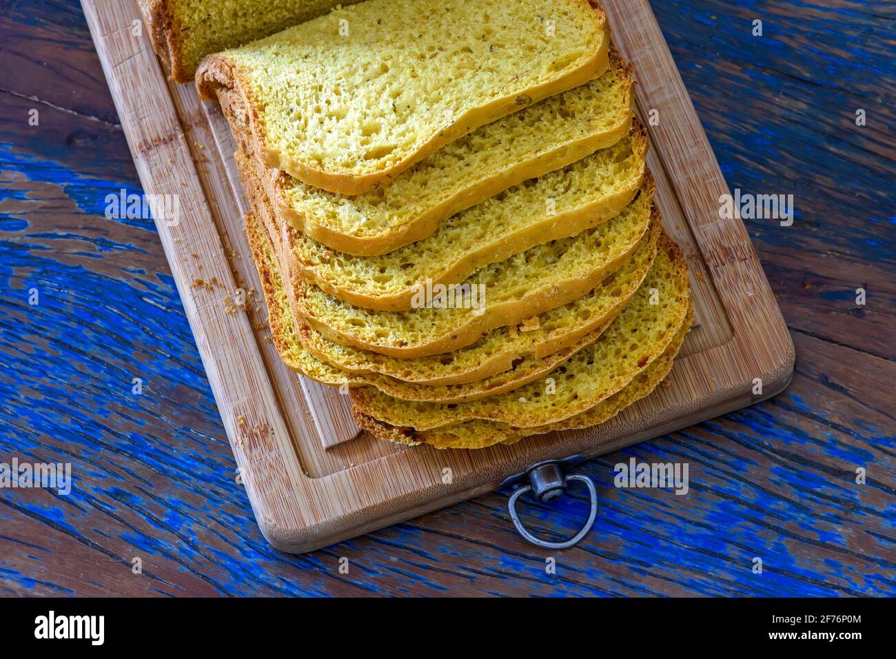 Pane naturale fatto in casa con ingredienti biologici totalmente senza additivi e cotto nel forno a legna Foto Stock