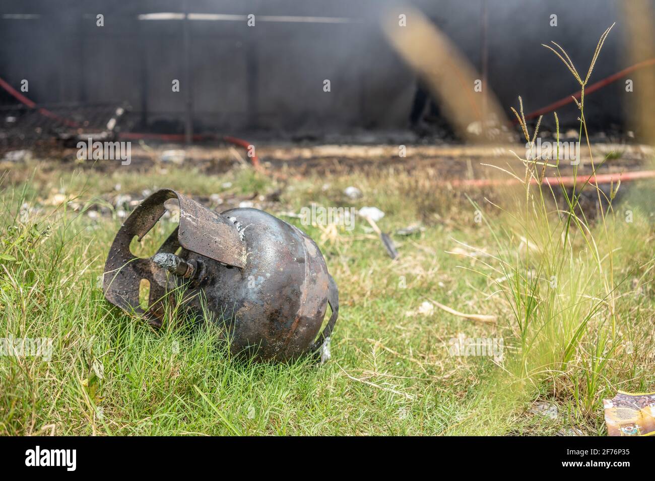 Una bombola di gas ha visto bruciarsi dopo l'incendio scoppiato a Kendari.oggi è scoppiato un incendio e ha inghiottito un magazzino a Kendari. Secondo i testimoni oculari, l'incendio è stato innescato da un corto circuito di elettricità che ha catturato fiamme dopo aver colpito una bombola di gas e una motocicletta all'interno del magazzino. Foto Stock