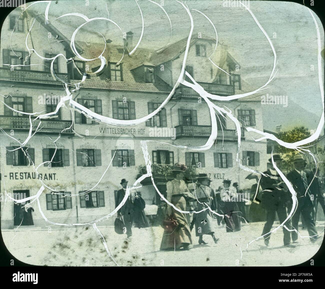 Icona skiolet colorata con motivi provenienti da città sconosciute. Uomini e donne in piazza al ristorante. Foto Stock