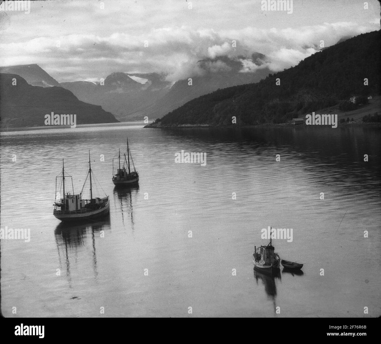 Immagine Skioptic con motivi di una raccolta di immagini luminose e impianti elettrici mobili negativi fotografici e ad alta tensione linee Foto Stock