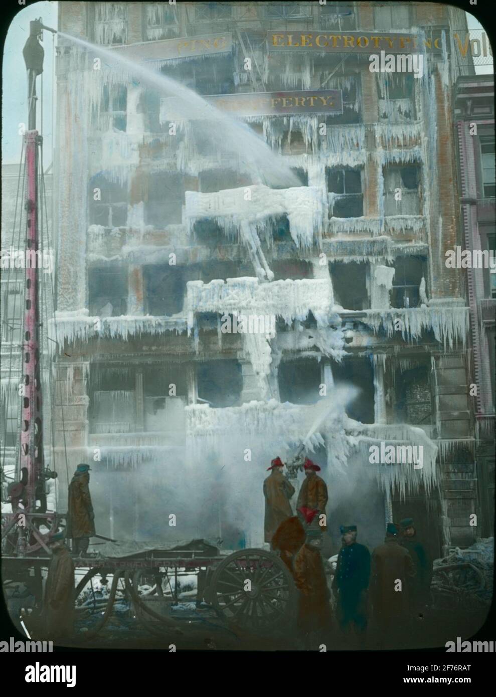 Icona skiolet colorata con motivi di estinguenza con case in fiamme. Foto Stock