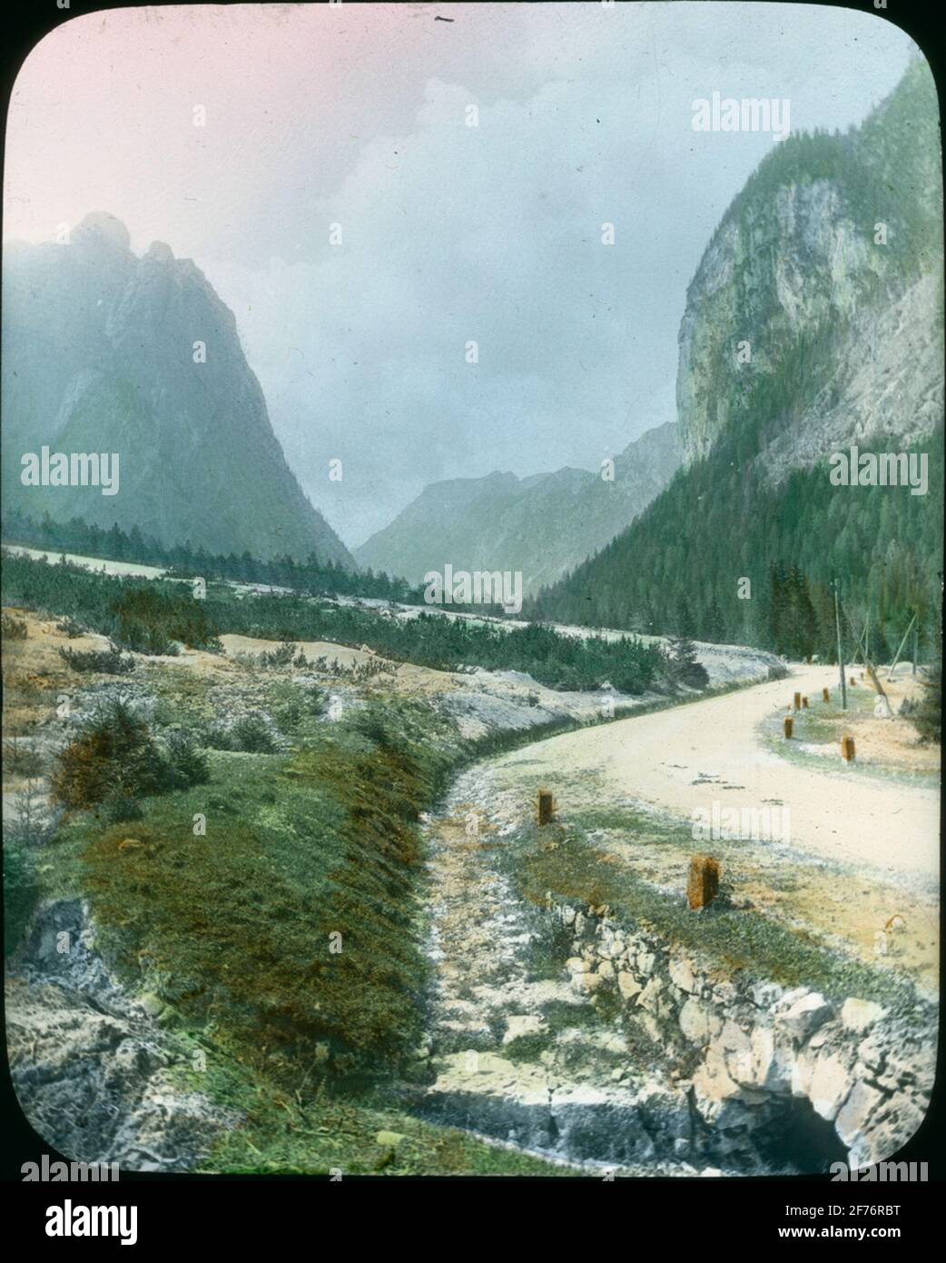 Icona skiolet colorata con motivi di strada di campagna in un paesaggio di montagna sconosciuto. Foto Stock