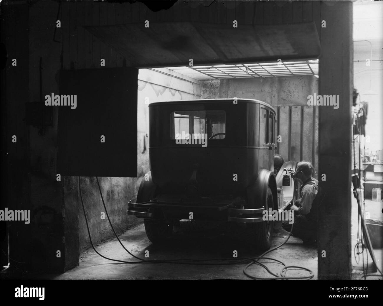 Immagine della documentazione sul luogo di lavoro eseguita dal Comitato per la protezione del lavoro. Verniciatura auto, officina sconosciuta. Foto Stock