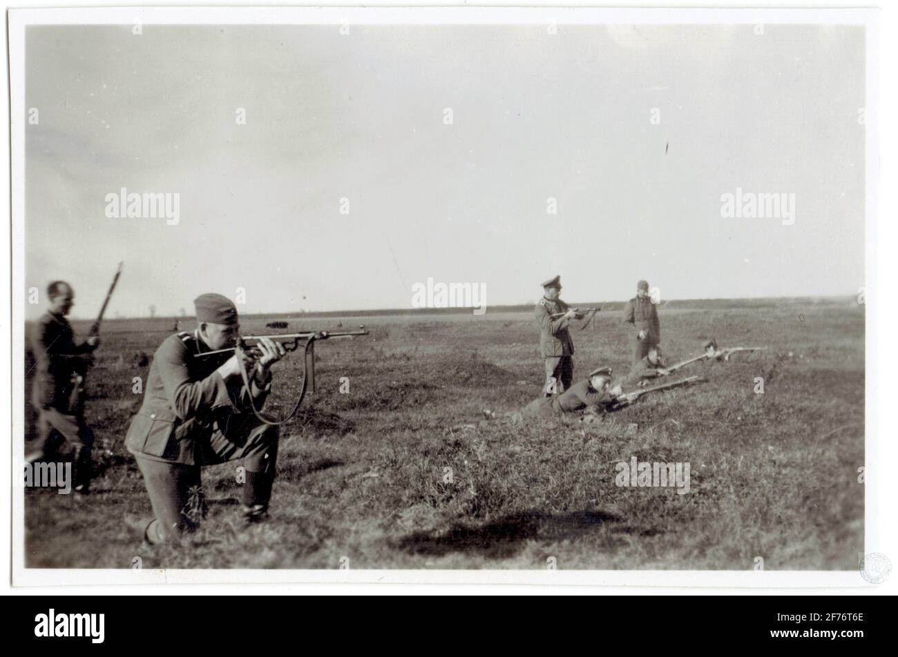 Séance de tir à la MP40 et au Mauser 98 Dans la waffen SS Foto Stock