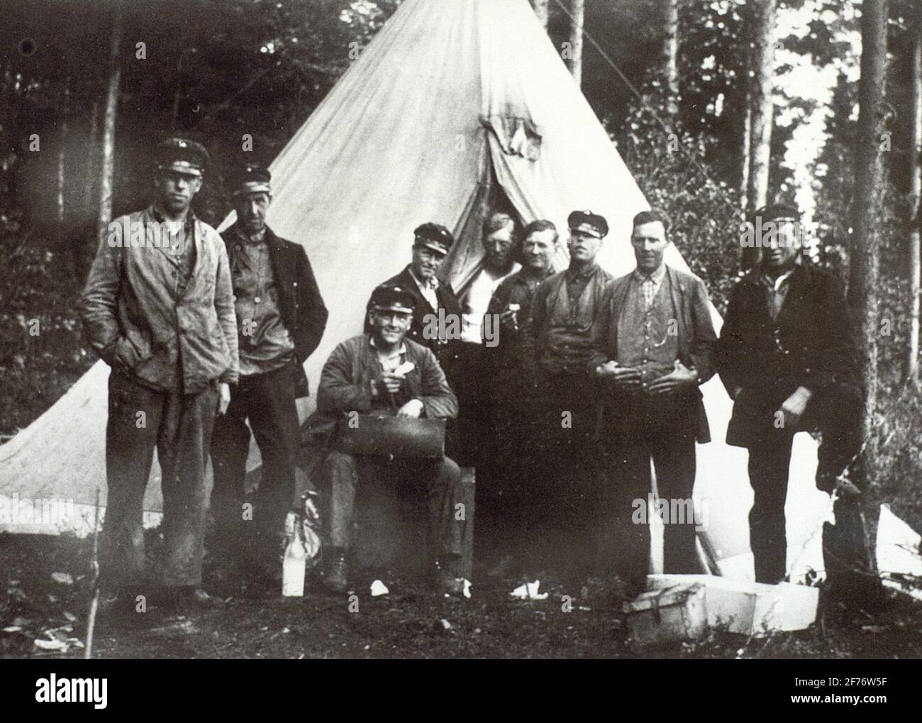 La squadra di linea che ha vissuto in questa estate di tenda in 1929 nei luoghi Norrhög, Ramsjö e Hälsinge-Nybo. Da sinistra Manne Haglund, Olle Nilsson (blocco di fase), Jonas Eriksson, per Hedlund, Erik Persson, Olle Järvström, Johan Angstrom, Olle Djällner e Anders Berglöf. Foto Stock