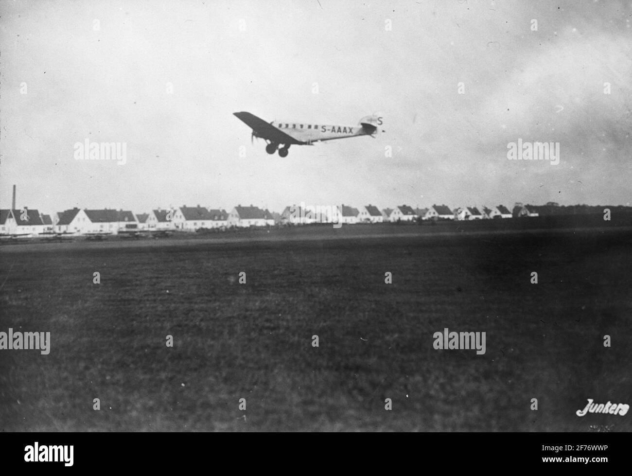 Immagine di Skiopticone con motivi di junker Aircraft S-AAX che si approdano per l'atterraggio. Foto Stock
