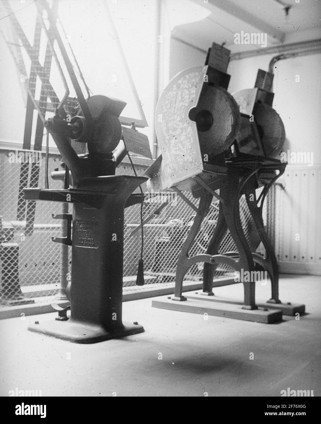 Icona di Skiopter con motivi tratti dalle indagini dell'ispezione professionale in diversi luoghi di lavoro. Rettificatrici. Foto Stock