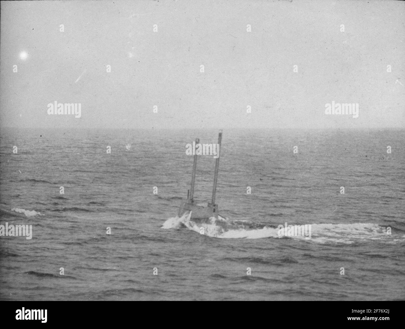 Immagine di Skiopticone con motivi di sottomarino sconosciuto, che si innalzano dall'acqua. Foto Stock