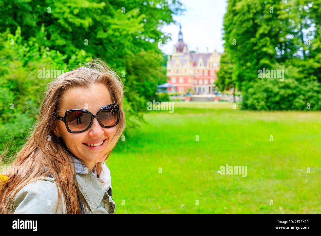 Donne di fronte al Castello Muskau, primavera al Parco del Principe Pückler, Muskau, Germania orientale Foto Stock