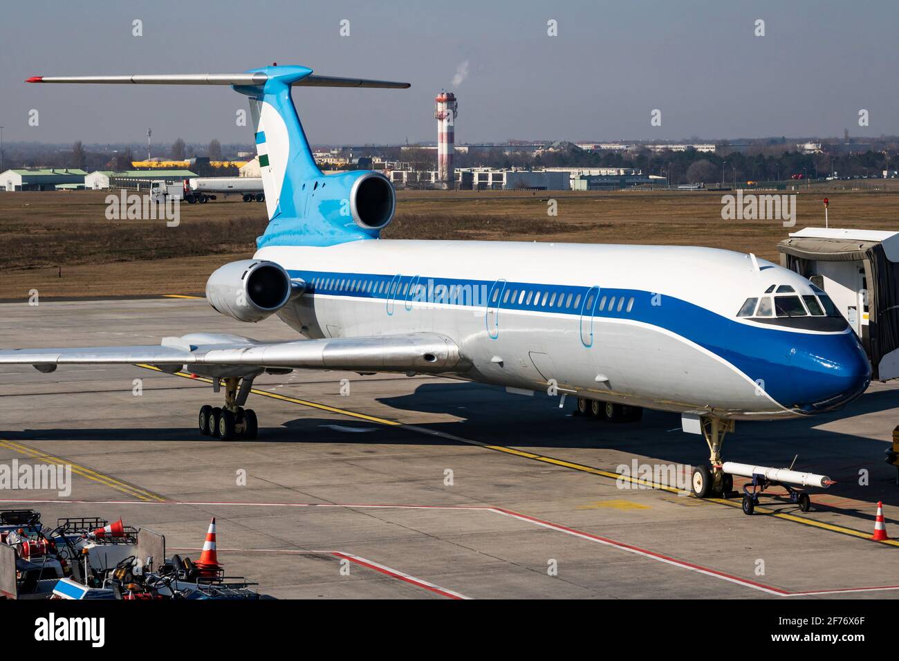 Aereo senza titolo. Aereo passeggeri. Aereo senza titolo presso il terminal dell'aeroporto. Tema dell'aviazione. Foto Stock