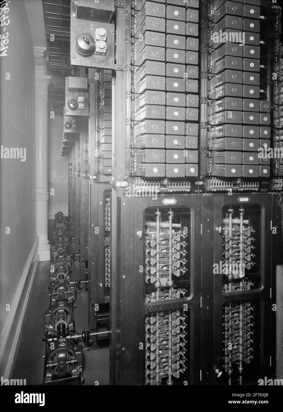 La stazione telefonica Malmskillsgatan 30, Stoccolma. Starbed con selettore cilindro e piastre relè per tabella tastiera. Foto Stock