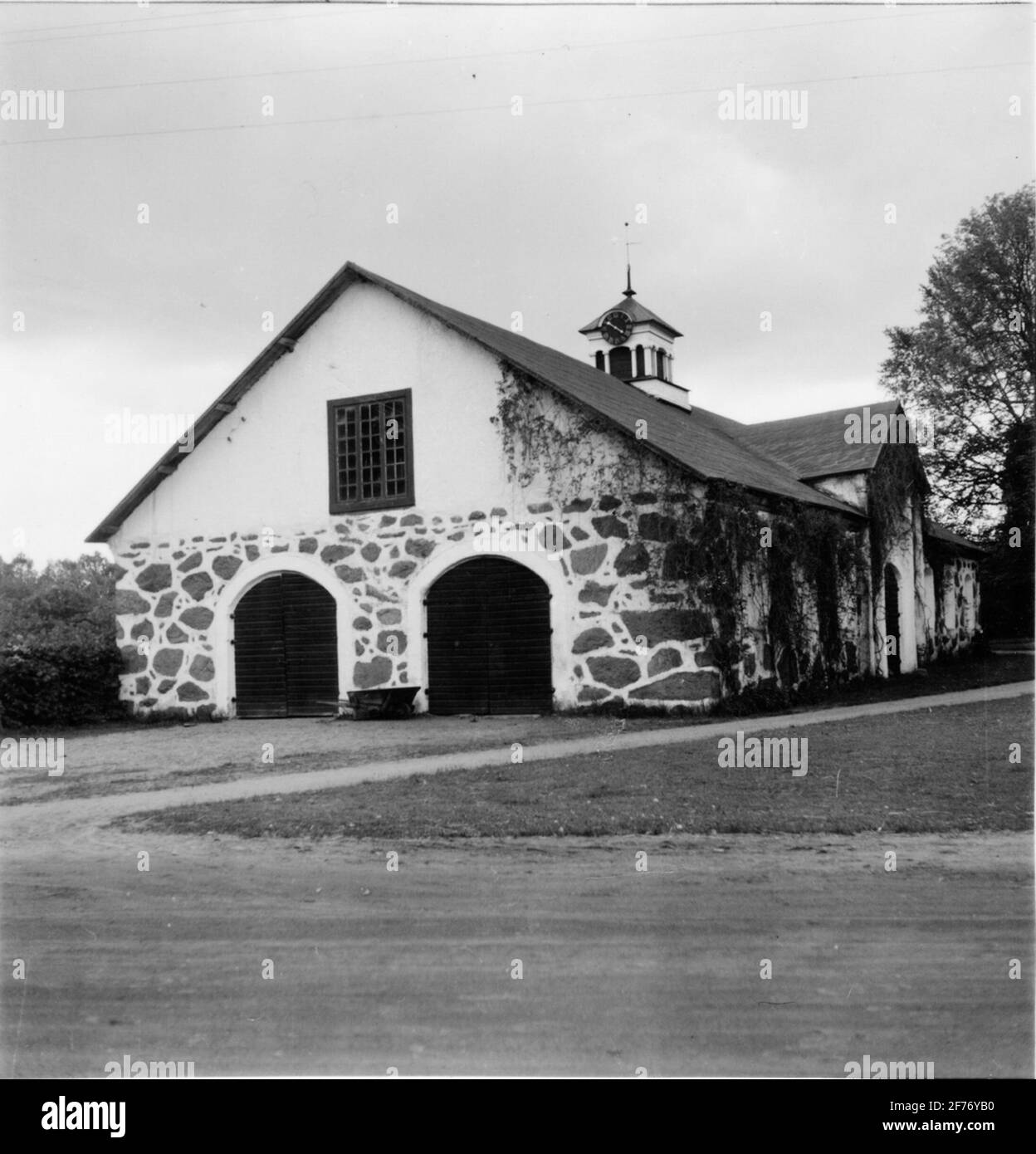 Stalla per cavalcare cavalli al mulino di Huseby. La fotografia presa in connessione con le riprese Olle Ekberg. Foto Stock