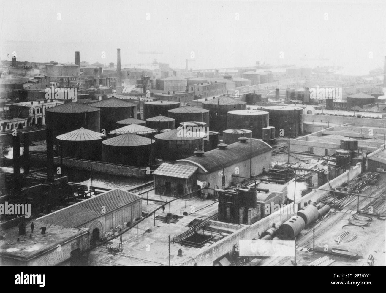 Le case delle macchine e le cisterne di olio di burro a Nobelverken, Baku.Filden sono incluse in due grandi album fotografici del regista Karl Wilhelm Hagelin che ha lavorato a lungo presso le strutture petrolifere di Nobel a Baku. Foto Stock