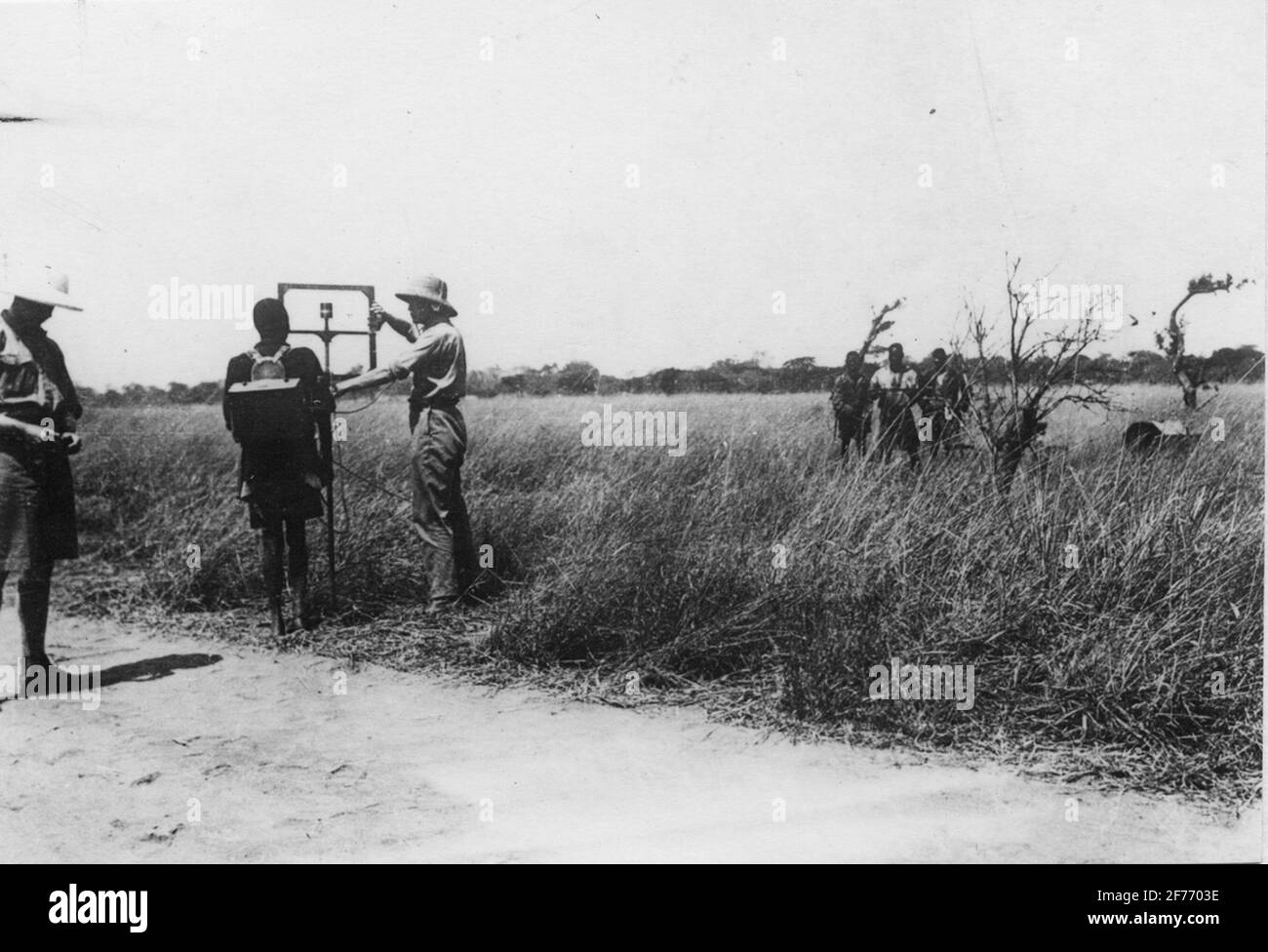 Minerale elettrico. Indagini nel nord della Rhodesia, Africa, 1927. Foto Stock