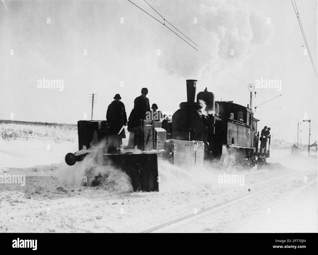 I campi di minerale di ferro. Spazzaneve con locomotiva a vapore lungo la ferrovia nazionale di confine, Kiruna. Foto Stock