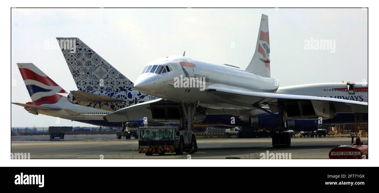 Concord che ha sviluppato problemi al motore trainato in hangar per Ispettionpic David Sandison 15/7/2002 Foto Stock