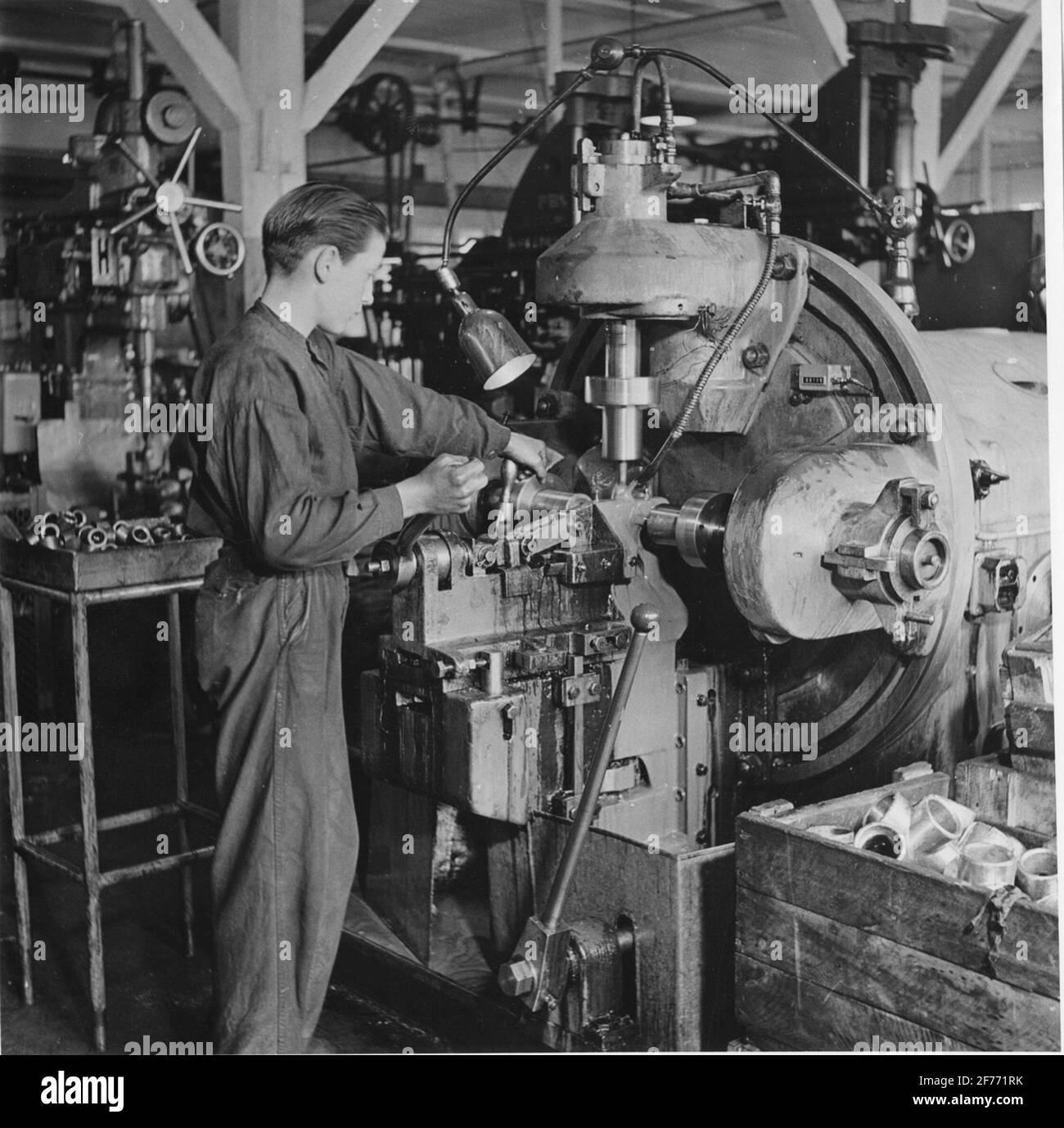 Una Wirt 3-Spindy Filettatura macchina modello HG-2, in lavoro a Wirsbo Mill. Foto Stock