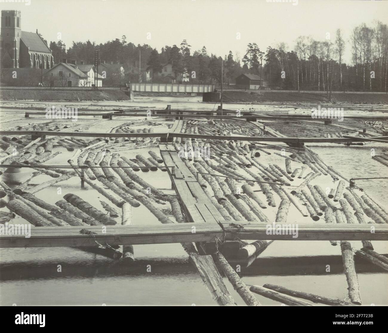 Le feronerie di Boxholm. Sågdammen intorno al 1918. Nell'ordinamento del legname in primo piano. Più indietro nella foto del ponte principale, della Strömsholmen e della Chiesa. Foto Stock