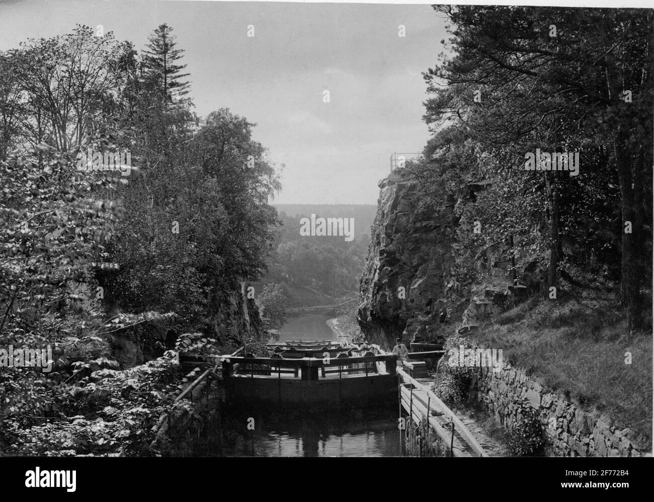 Vecchi blocchi nel canale Trollhätte. La fotografia è stata presentata al concorso a premi dell'associazione turistica svedese nel 1898. Foto Stock