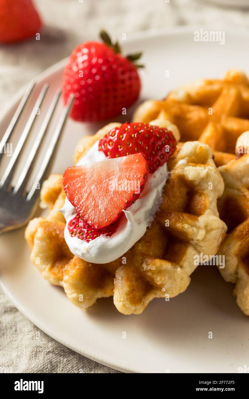 Waffle belgi dolci fatti in casa con fragole Foto Stock