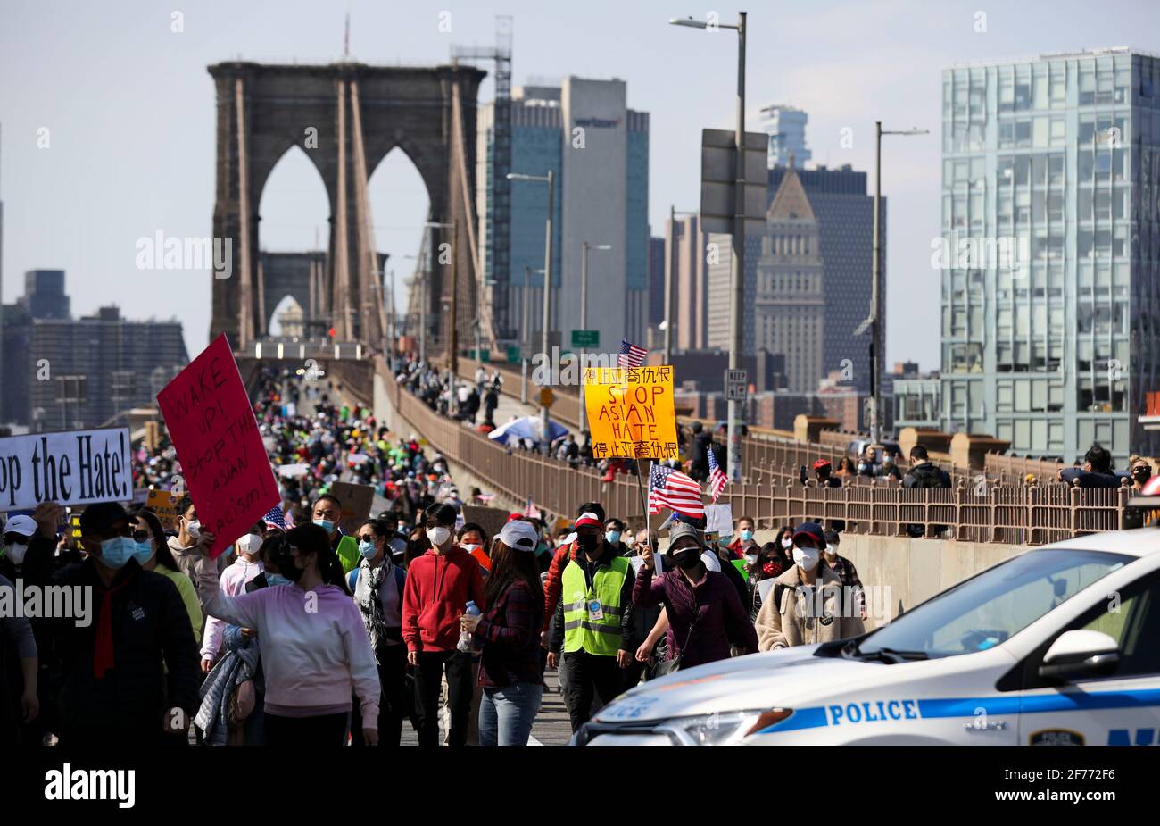 New York, Stati Uniti. 4 Apr 2021. La gente marcia per protestare contro i crimini di odio anti-asiatici sul ponte di Brooklyn a New York, Stati Uniti, 4 aprile 2021. Domenica si è tenuto qui un grande rally e marcia 'Stop Asian Hate'. Credit: Wang Ying/Xinhua/Alamy Live News Foto Stock