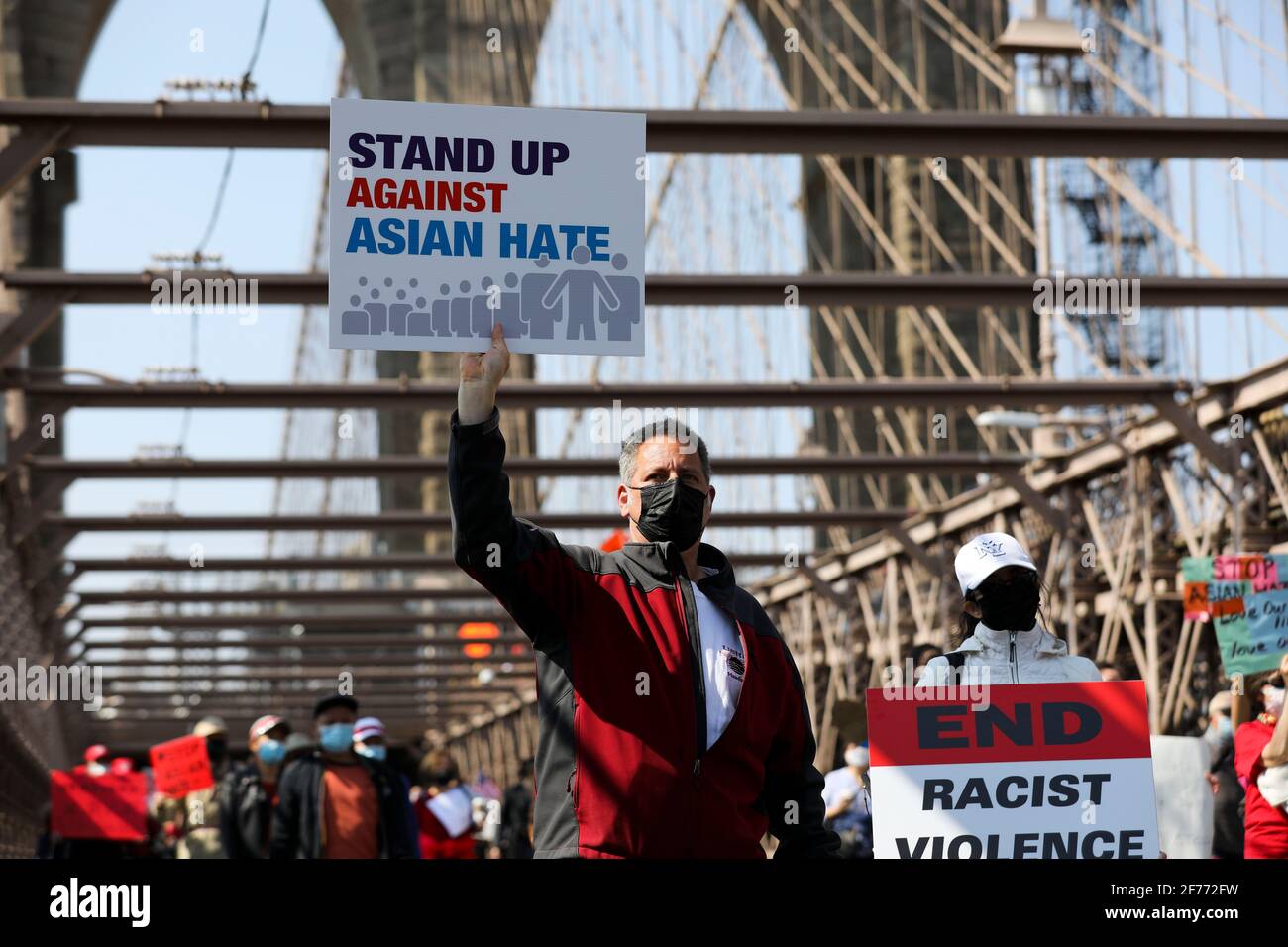 New York, Stati Uniti. 4 Apr 2021. La gente marcia per protestare contro i crimini di odio anti-asiatici sul ponte di Brooklyn a New York, Stati Uniti, 4 aprile 2021. Domenica si è tenuto qui un grande rally e marcia 'Stop Asian Hate'. Credit: Wang Ying/Xinhua/Alamy Live News Foto Stock