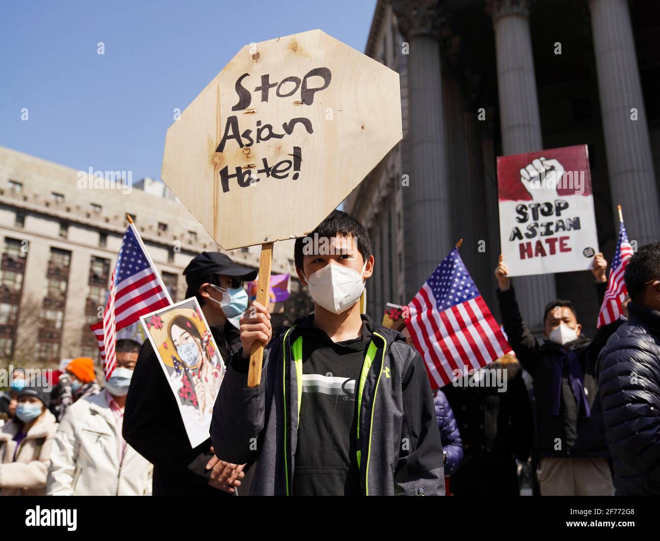 New York, Stati Uniti. 4 Apr 2021. La gente si raduna per protestare contro i crimini di odio anti-asiatici su Foley Square a New York, Stati Uniti, il 4 aprile 2021. Domenica si è tenuto qui un grande rally e marcia 'Stop Asian Hate'. Credit: Wang Ying/Xinhua/Alamy Live News Foto Stock