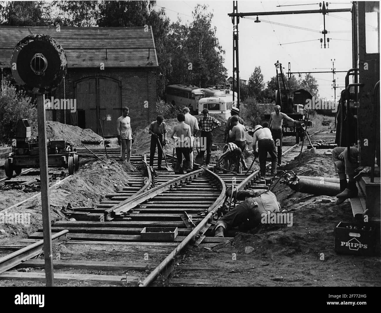 Lavorare con le rotaie sulla strada del museo a Malmköping. Foto Stock