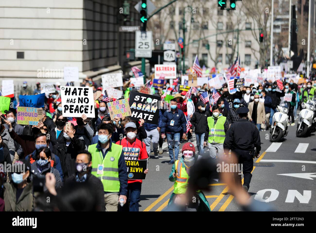 New York, Stati Uniti. 4 Apr 2021. La gente marcia per protestare contro i crimini di odio anti-asiatici a New York, Stati Uniti, 4 aprile 2021. Domenica si è tenuto qui un grande rally e marcia 'Stop Asian Hate'. Credit: Wang Ying/Xinhua/Alamy Live News Foto Stock