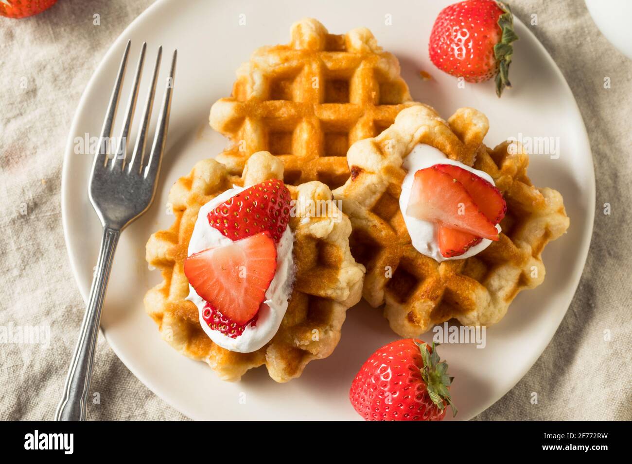 Waffle belgi dolci fatti in casa con fragole Foto Stock