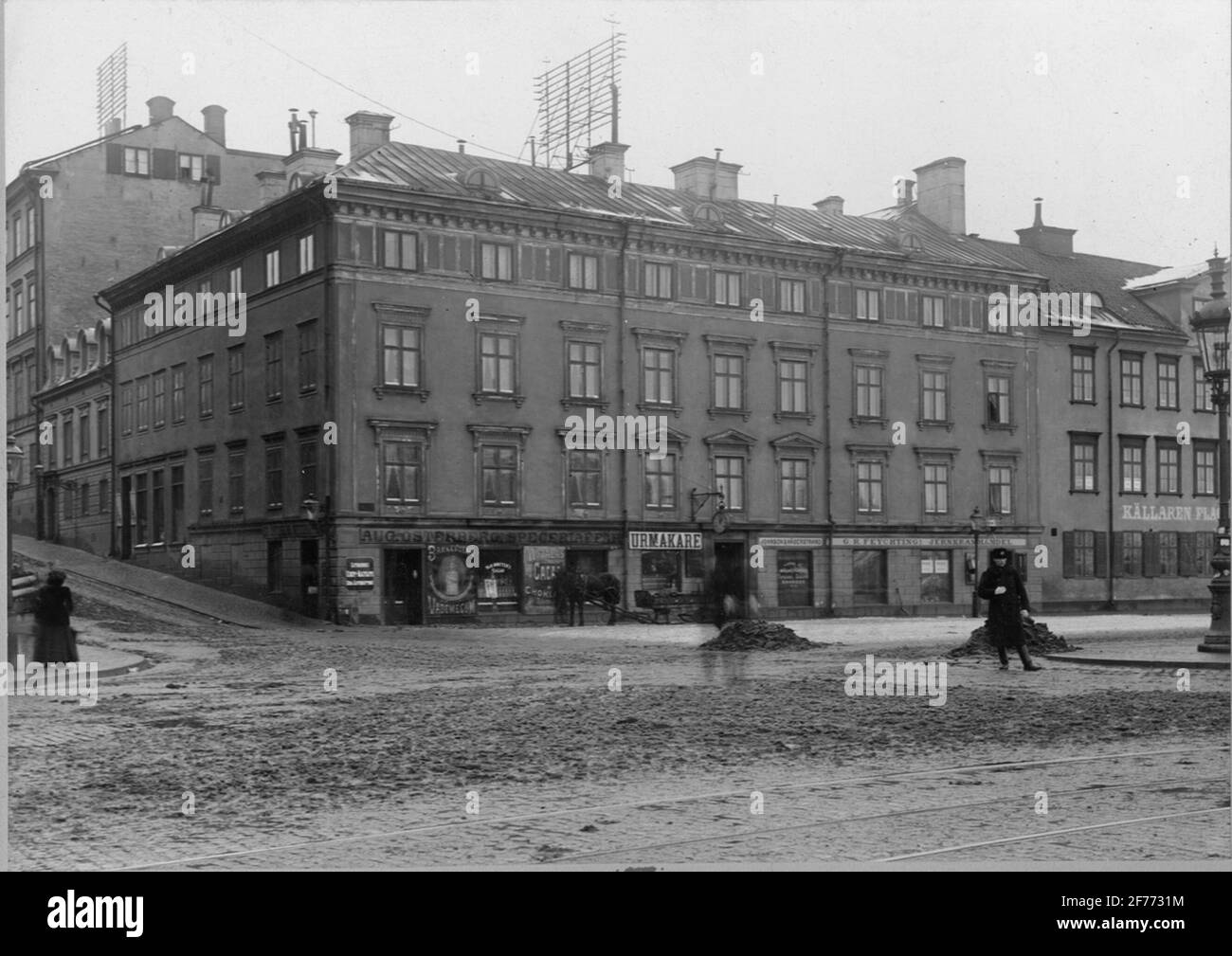 Vista da Nyrohamnen 24-26 a Stoccolma intorno al 1895. Nuovo Bridgeplan Strandvägen. Le case probabilmente demolite intorno al 1900. Nella foto, il ristorante 'seminterrato bandiera', Cr Feychings Jerna Store, un orologiaio e il negozio di alimentari di agosto Östberg. Foto Stock