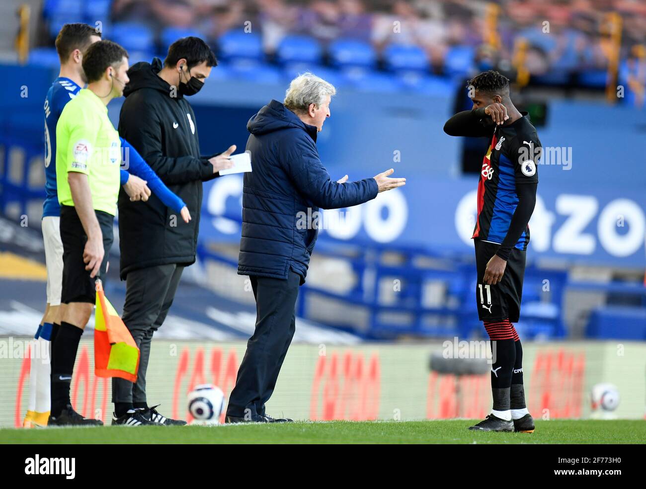 Wilfried Zaha di Crystal Palace (a destra) riceve istruzioni dal manager Roy Hodgson sulla linea di contatto durante la partita della Premier League al Goodison Park, Liverpool. Data di emissione: Lunedì 5 aprile 2021. Foto Stock