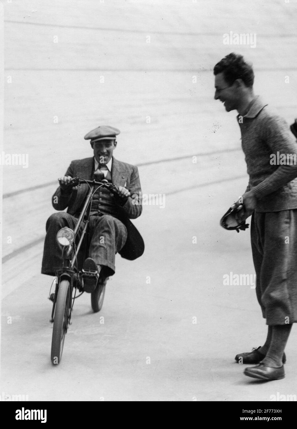 Preparativi per il corso di sei giorni di viaggio invernale Vel. d'Hiver. Il Maestro André Leduq prova una delle moto uniche più famose della mostra, 1930. Foto Stock