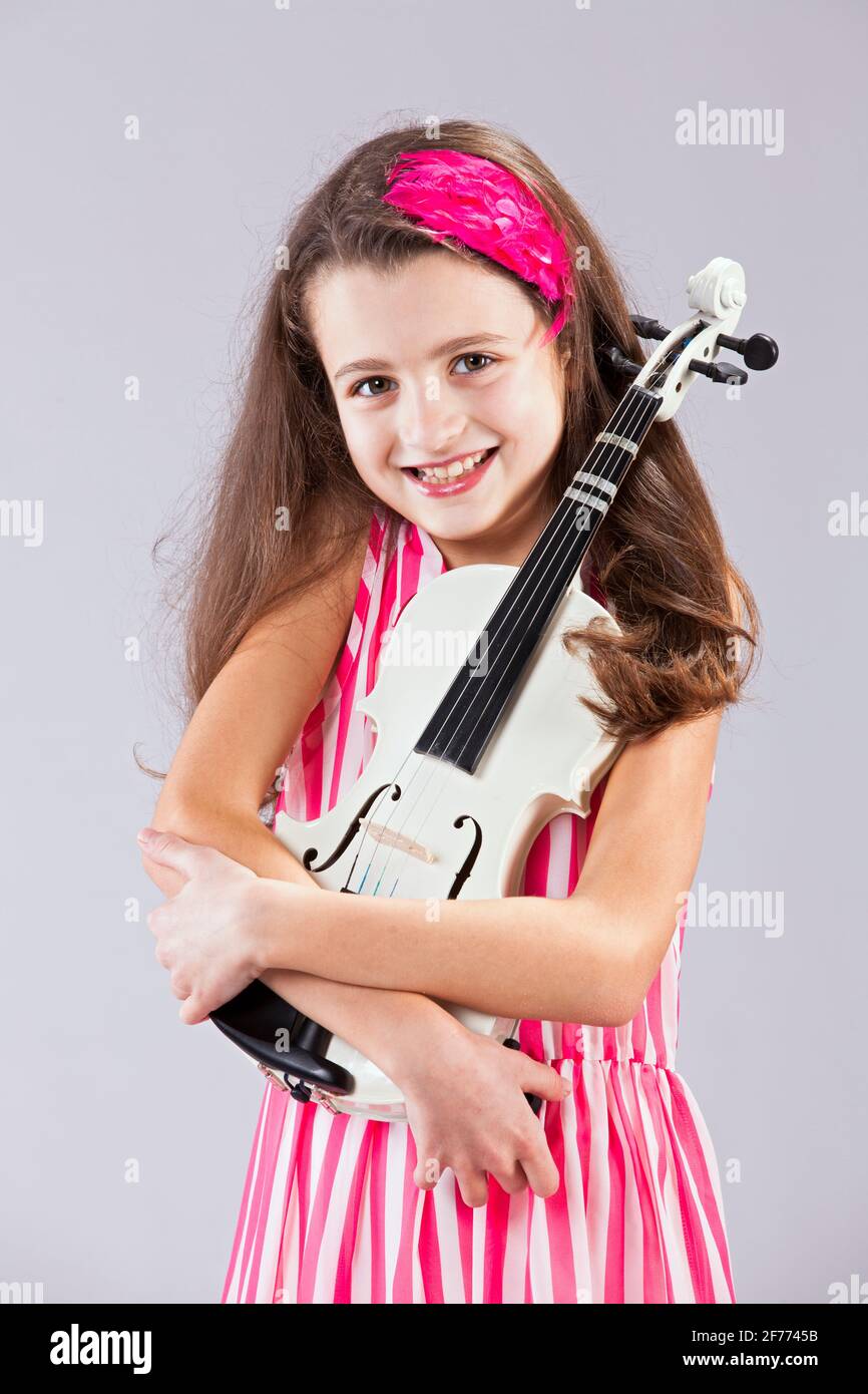 Bambino che suona il violino immagini e fotografie stock ad alta