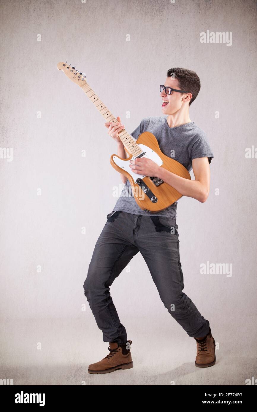 Adolescente che tiene una chitarra elettrica Foto Stock