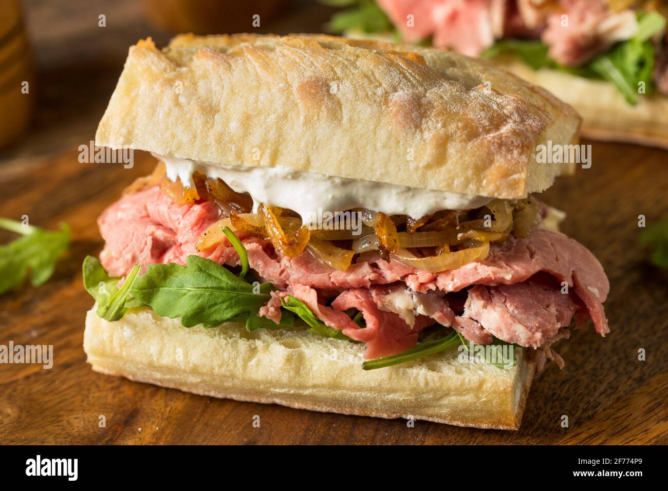 Sandwich di prima costata fatti in casa Au Jus con cipolle Foto Stock