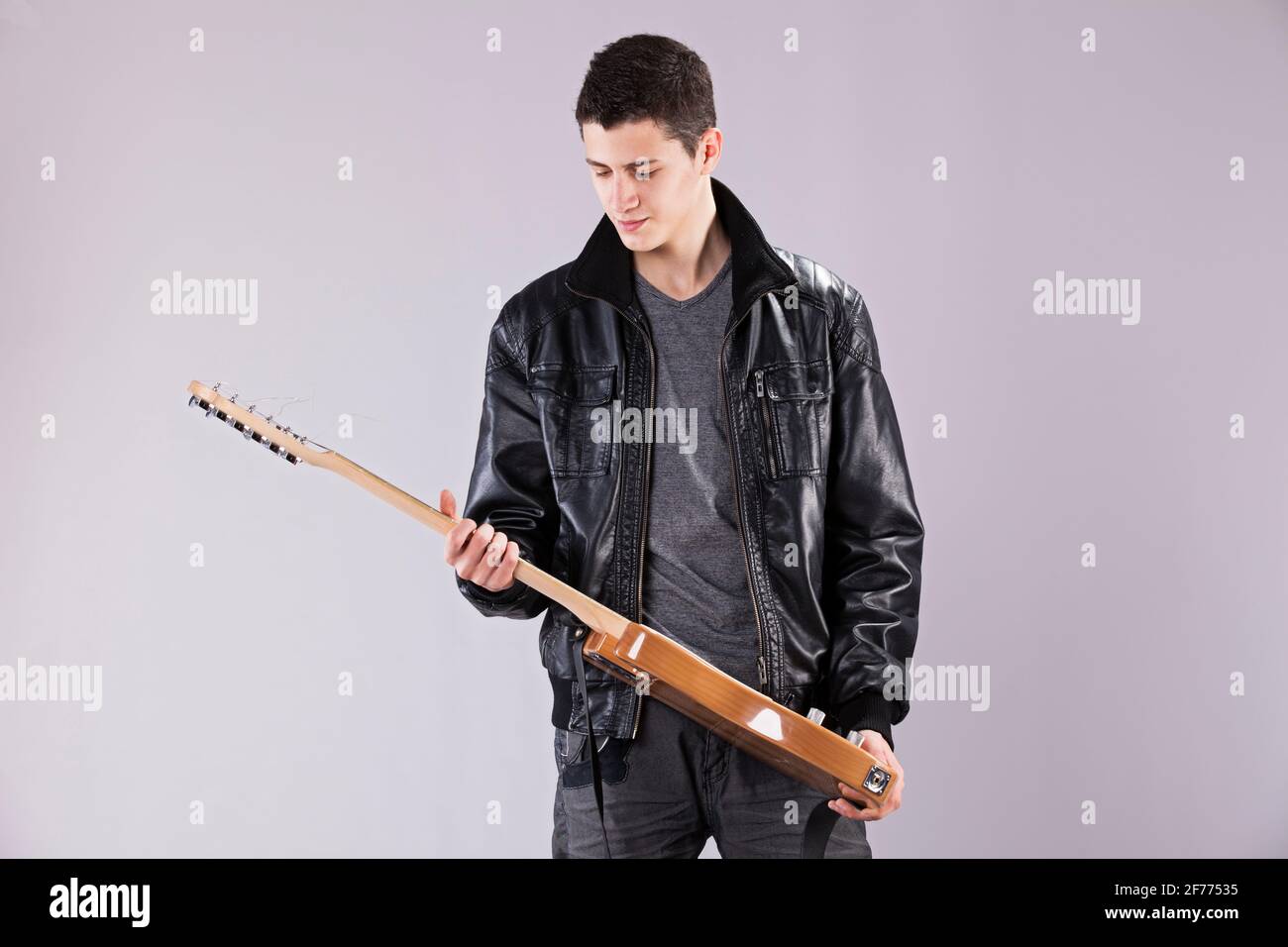 Adolescente con una chitarra elettrica Foto Stock