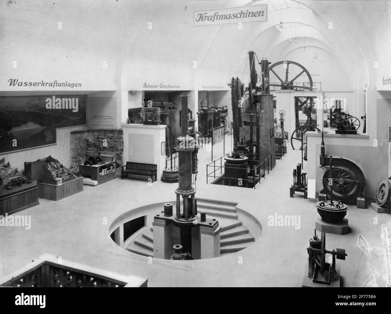 Deutsches Museum. La sala macchine elettriche con falsi vapori, turbine e ruote ad acqua. Foto Stock