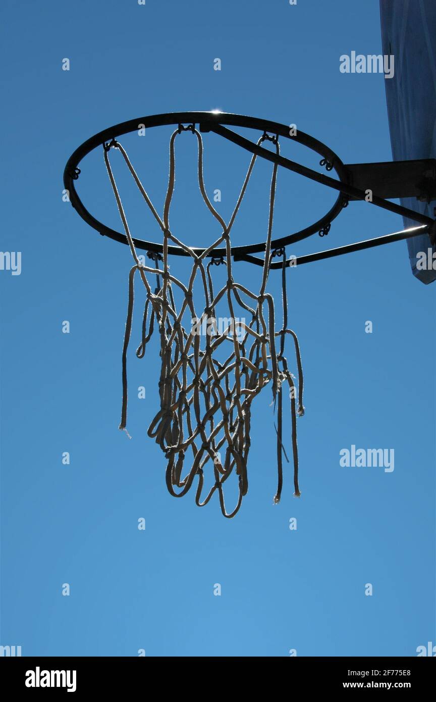 Usurati Basketball hoop in una limpida giornata estiva Foto Stock