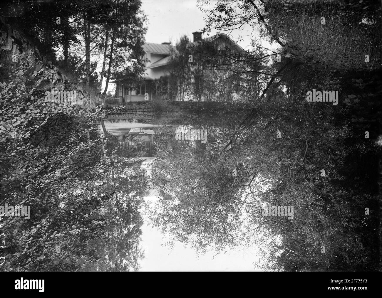 Casa in feste forestali riflette in acqua. Luogo sconosciuto. Foto Stock