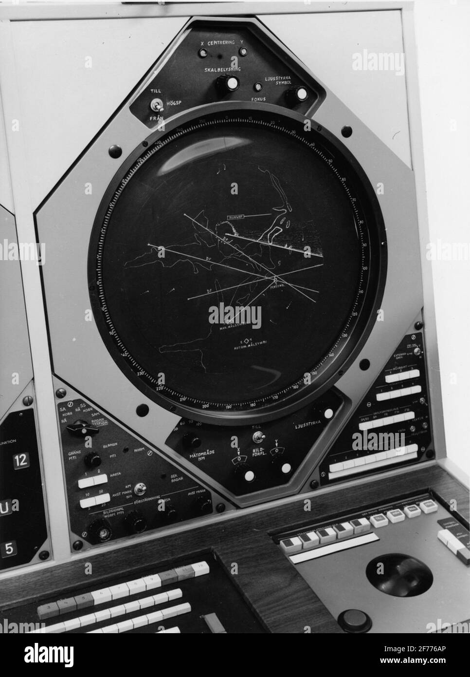 Fabbrica di radio standard a Ulvsunda, Stoccolma. Primo piano di PPI (Flat Polar Indicator) per Arlanda Traffic Management Center che mostra il simbolo Tep, il simbolo di destinazione per aereo, Pejllinjer, linee vettoriali e linee di avvicinamento Foto Stock