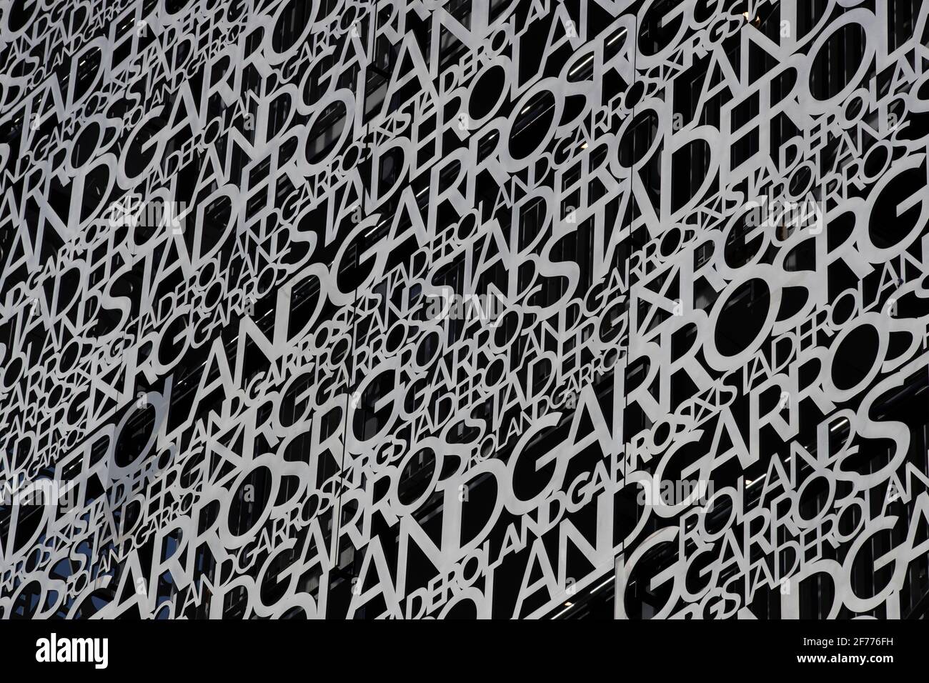 Facciata di campo Philippe Chatrier, Roland Garros Tennis Stadium a Parigi, Francia, Europa.. Foto Stock