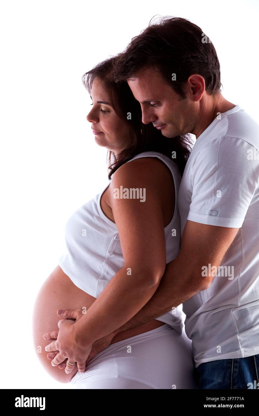 Marito che abbraccia il ventre della moglie incinta Foto Stock