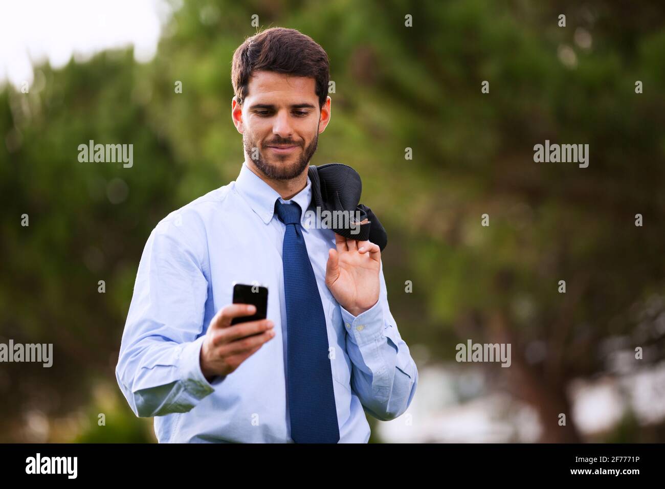 Uomo d'affari che usa il suo cellulare Foto Stock