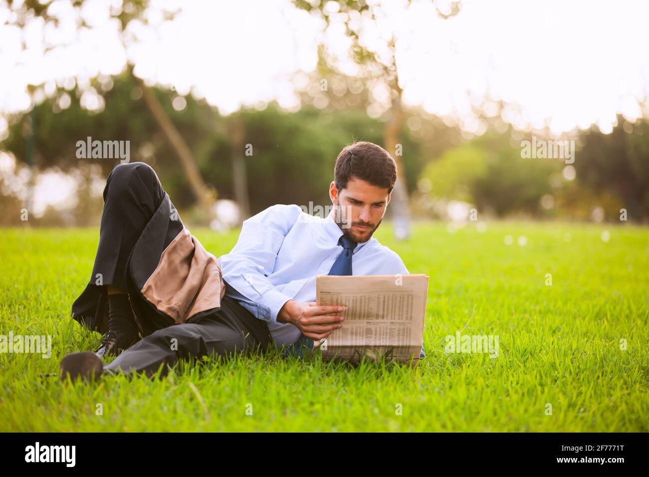 Imprenditore leggendo il giornale Foto Stock