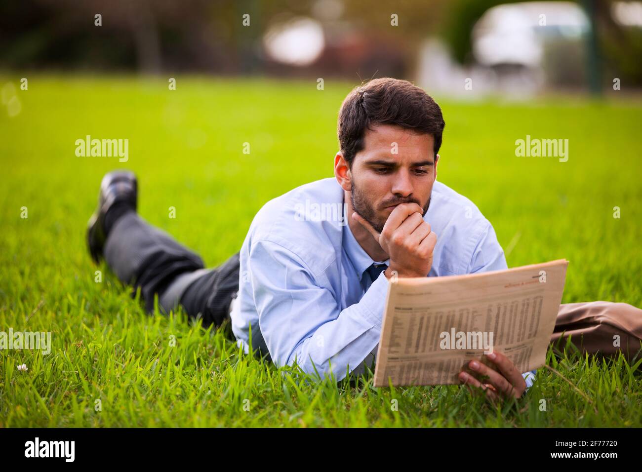 Imprenditore leggendo il giornale Foto Stock