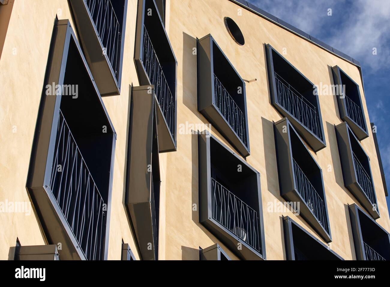 Helsinki, Finlandia - 21 marzo 2021: Balconi su un moderno edificio di appartamenti contro il cielo blu. Moderna architettura nordica. Foto Stock