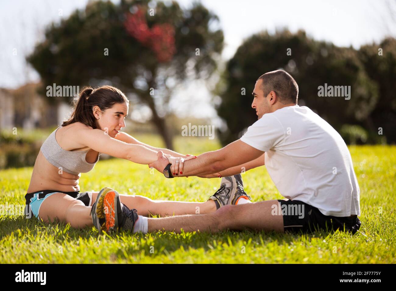Giovane esercitare presso il parco della città Foto Stock